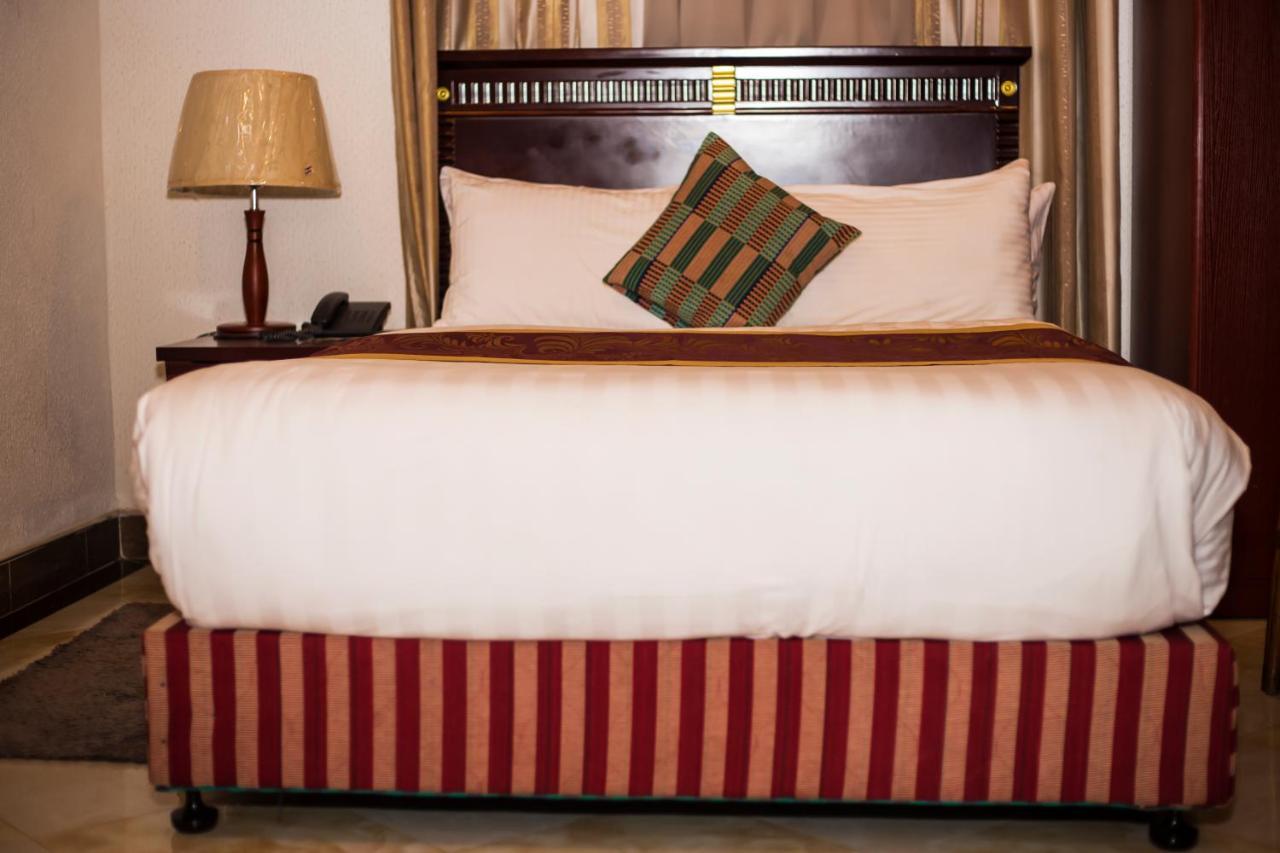 קומסי Royal Park Hotel מראה חיצוני תמונה