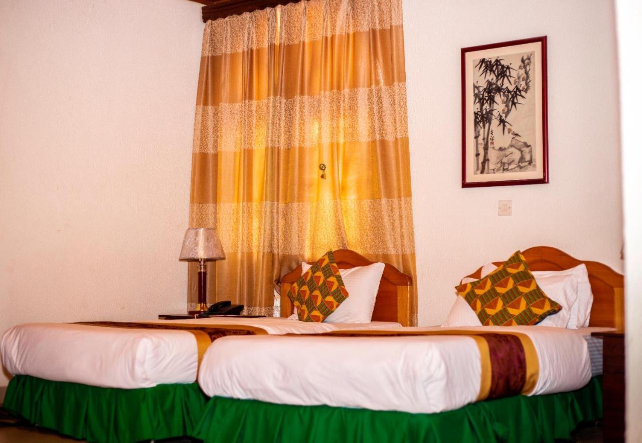 קומסי Royal Park Hotel מראה חיצוני תמונה