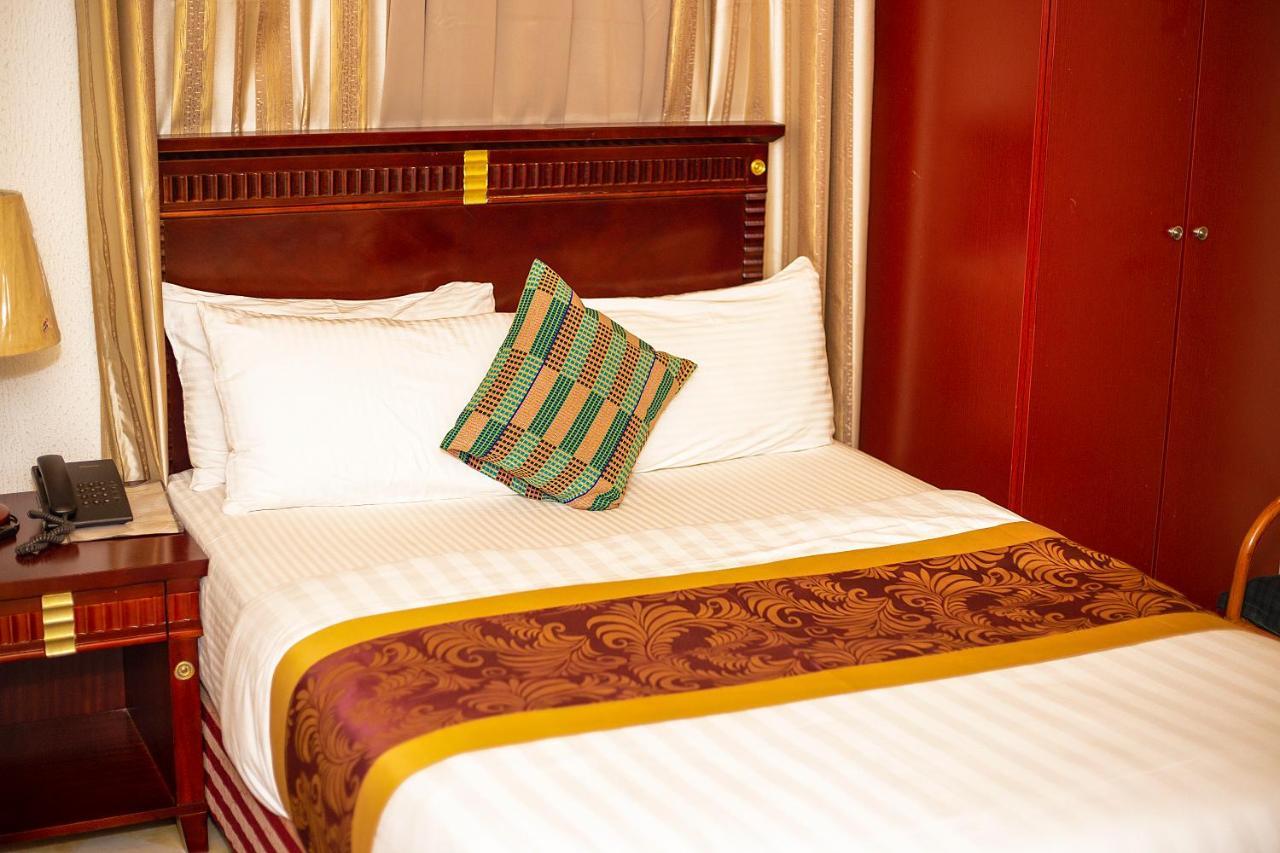 קומסי Royal Park Hotel מראה חיצוני תמונה